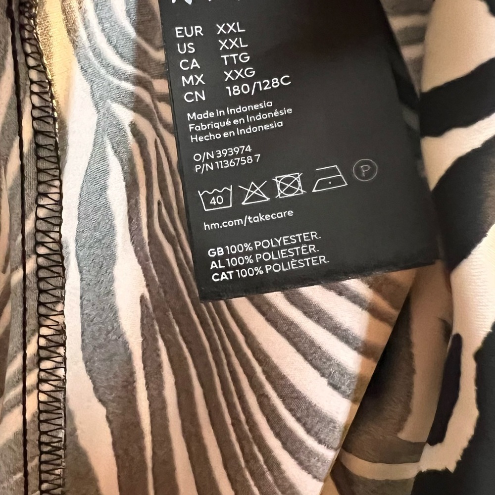 Black & White Zebra Print H&M Dress Perfect for Vacation! 🏝️⛱️☀️🕶️ - Picture 7 of 9